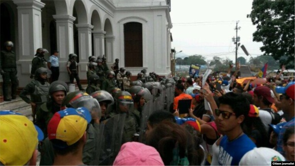 Los manifestantes llegaron hasta la Gobernación del estado Táchira,&nbsp; e intentaron entrar al edificio.&nbsp; 