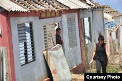 En Maisí: Pocos techos de fibrocem o de zinc quedaron completos tras el paso del huracán Matthew (Venceremos)
