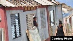 En Maisí: Pocos techos de fibrocem o de zinc quedaron completos tras el paso del huracán Matthew (Venceremos) 