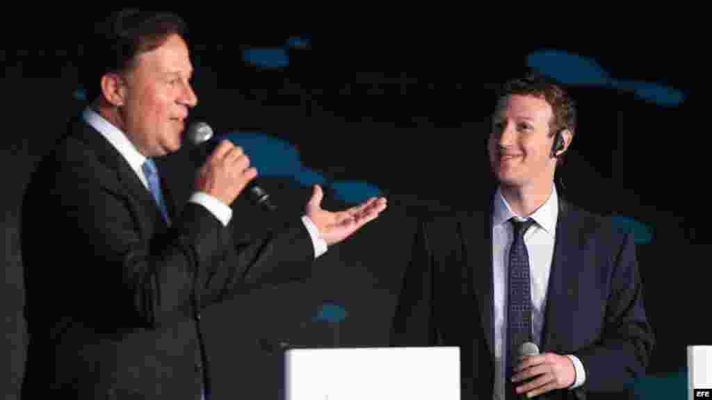 El fundador de Facebook, Mark Zuckerberg (d), escuchó al presidente de Panamá, Juan Carlos Varela.
