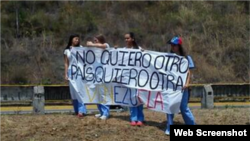 Un grupo de estudiantes venezolanos porta una pancarta en la que piden el nacimiento de otra Venezuela.