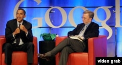 Foto Archivo: El presidente Obama junto a Erich Schmidt (d) CEO de Google.