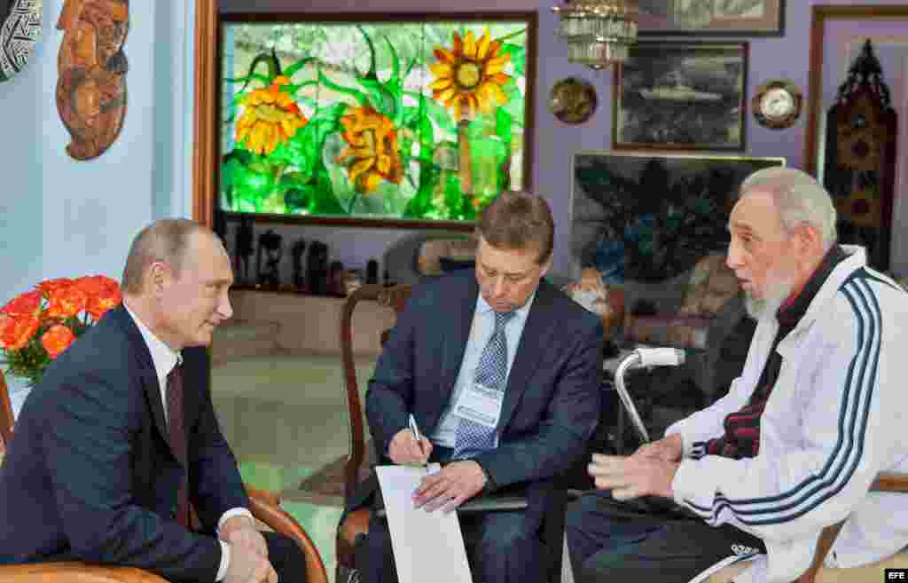 Fidel Castro durante una reunión que sostuvo con el presidente de Rusia, Vladimir Putin (i), en su casa en La Habana. Conversaron por más de una hora.