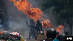 Manifestantes opositores se enfrentan con la Guardia Nacional Bolivariana.