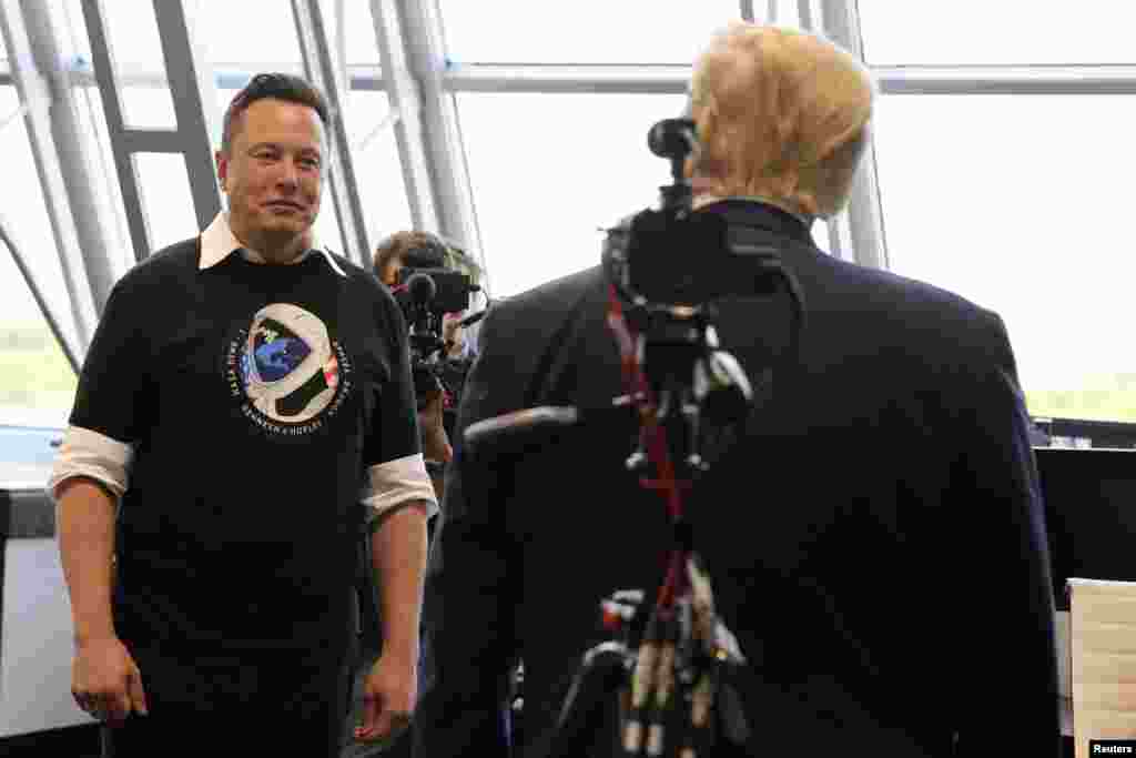 Elon Musk, presidente de SpaceX, habla con el presidente Donald Trump en Cabo Ca&#241;averal, el 30 de mayo del 2020.