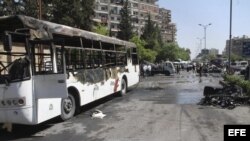 Vista del estado en que ha quedado el lugar tras el atentado contra el convoy en el que viajaba el primer ministro sirio. 