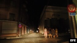 Una calle a oscuras tras el apagón, en la ciudad de Camagüey. (EFE/Archivo)