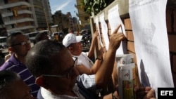 Fotografía de archivo. Varios venezolanos buscan su puesto de votación en Caracas.