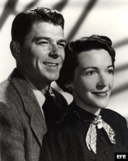 Ronald Reagan y su esposa Nancy en 1952.