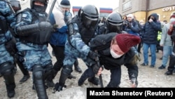 Policías detienen a un manifestante en la protesta en apoyo al líder opositor Alexei Navalny en Moscú. Enero 31 de 2021.
