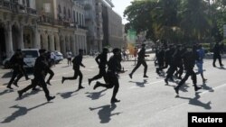 Boinas Negras desplegadas para reprimir a los manifestantes del 11 de julio de 2021 en La Habana. (REUTERS/Stringer/Archivo)