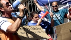 Protestan en Madrid cubanos deportados desde México a España