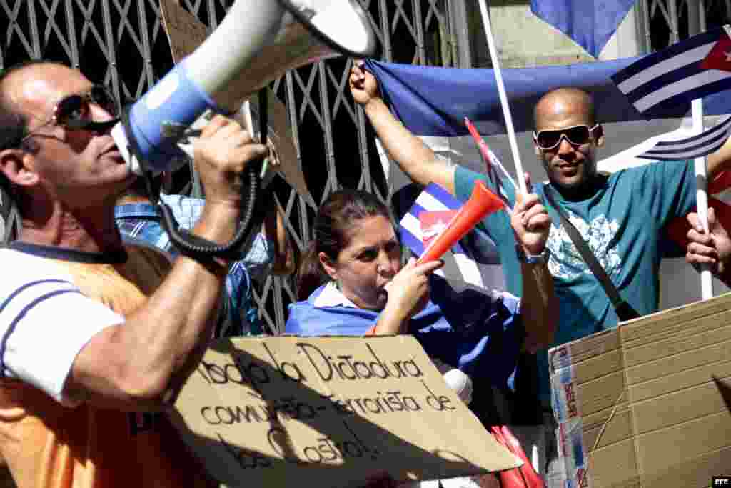 Los expresos pol&iacute;ticos cubanos y&nbsp; familiares acogidos en Espa&ntilde;a se manifiestan frente a la sede del PSOE en Madrid.