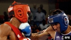 El cubano Yoan Pablo Hernández (i) es golpeado por el mexicano Ramiro Goben Reducindo (d), que ganó la pelea, durante las finales de boxeo de la categoría de 81 Kg. de los Juegos Panamericanos.
