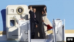 El presidente Barack Obama y su esposa, Michelle Obama, suben al avión presidencial, el Air Force One. Archivo.