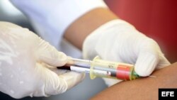 Una enfermera realiza una prueba gratuita de detección del Virus de Inmunodeficiencia Humana.