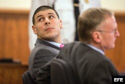 El exjugador de los New England Patriots de la NFl Aaron Hernández (i) asiste al juicio en su contra el 3 de febrero de 2015, en Fall River, Massachusetts (EE.UU.).