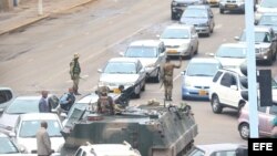 Tres ministros del Gobierno de Zimbabue fueron detenidos por militares que han tomado las calles de la capital, Harare.