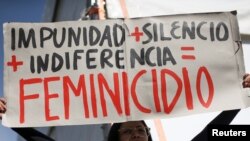 Una activista sostiene un cartel contra el feminicidio en una marcha por el Día Internacional de la Mujer. (Archivo/REUTERS/Luisa Gonzalez)