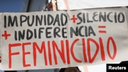 Una activista sostiene un cartel contra el feminicidio en una marcha por el D[ia Internacional de la Mujer, en la ciudad de México. (Archivo/REUTERS/Luisa Gonzalez)