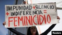 Una activista sostiene un cartel contra el feminicidio en una marcha por el Día Internacional de la Mujer, en la ciudad de México. (Archivo/REUTERS/Luisa Gonzalez)