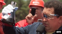 Hugo Chávez observa una muestra de petróleo durante una visita a la Faja Petrolífera del Orinoco, estado Monagas. Archivo.