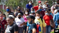 Venezolanos esperando ser vacunados. (AP / Ariana Cubillos).