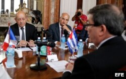 El ministro francés Jean-Yves Le Drian visita Cuba.