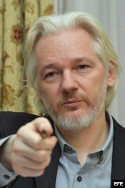 El fundador de Wikileaks, Julian Assange, ofrece una rueda de prensa en la embajada de Ecuador en Londres (Reino Unido).