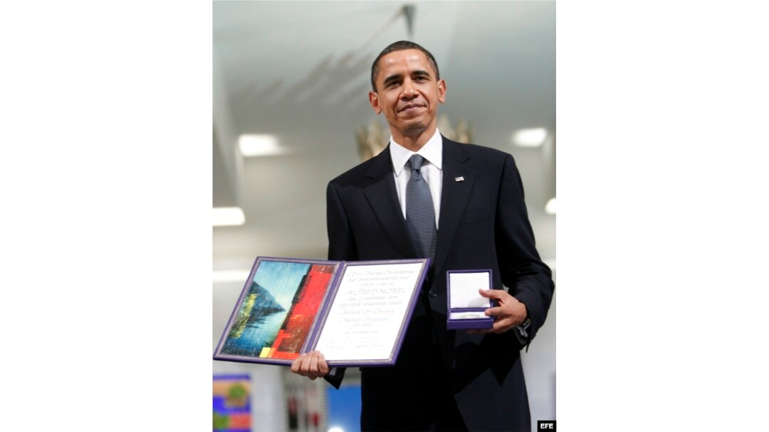 El presidente estadounidense, Barack Obama, posa con la insignia del Premio Nobel de la Paz en el Ayuntamiento de Oslo (Noruega) antes de la ceremonia de entrega del premio Nobel de la Paz, el 10 de diciembre de 2009.