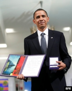 El presidente estadounidense, Barack Obama, posa con la insignia del Premio Nobel de la Paz en el Ayuntamiento de Oslo (Noruega) antes de la ceremonia de entrega del premio Nobel de la Paz, el 10 de diciembre de 2009.