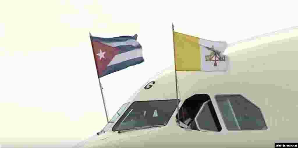 El avión en el que llegó Francisco con las banderas de El Vaticano y Cuba.