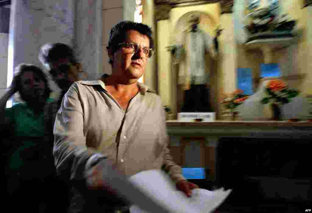 Oswaldo Payá lee una declaración en una iglesia de La Habana, el 3 de octubre de 2003, luego de entregar más de 14,000 firmas que respaldan el Proyecto Varela y solicitan un referéndum sobre el cambio político y económico en Cuba.