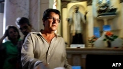 Oswaldo Payá lee una declaración en una iglesia de La Habana, en 2003, luego de entregar al gobierno cubano más de 14.000 firmas que respaldaban el Proyecto Varela. (Adalberto Roque/ AFP/Archivo)