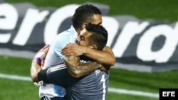 El delantero argentino Carlos Tévez (i) abraza al portero Sergio Romero tras anotar el gol que dio la victoria a Argentina.
