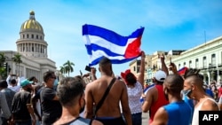 Protesta del 11 de julio frente al Capitolio, en La Habana. (YAMIL LAGE / AFP)