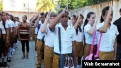 Uniformes para estudiantes de enseñanza secundaria en Cuba