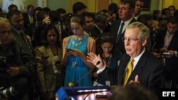 El senador republicano Mitch McConnell (d) habla durante una rueda de prensa en el Capitolio en Washington, D.C., (EEUU).