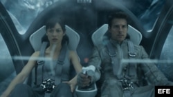 La actriz Olga Kurylenko en el papel de Julia y el actor Tom Cruise en el papel de Jack, en la película de ciencia ficción "Oblivion". 