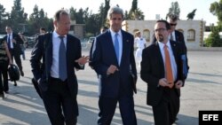 El secretario de Estado de EEUU, John Kerry (c), antes de embarcar en un vuelo hacia la ciudad cisjordana de Ramala, en Ammán, Jordania. 