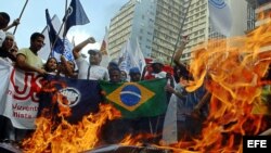 Estudiantes queman un féretro que simboliza la política económica del gobierno del presidente Luiz Inacio Lula da Silva. 