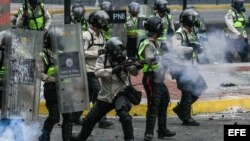  Integrantes de la Policía Nacional Bolivariana (PNB) se enfrentan a manifestantes hoy, lunes 8 de mayo de 2017, en Caracas (Venezuela). Las marchas opositoras venezolanas que pretendían llegar hoy al centro de Caracas desde varios puntos de la ciudad, de