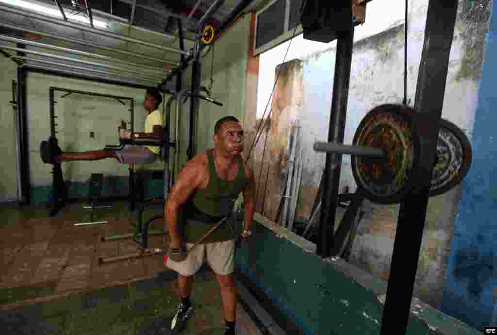 Dos hombres realizan ejercicios en el gimnasio de la cooperativa “Bella II” en La Habana (Cuba). Las cooperativas no agrarias continúan expandiéndose como nueva forma de gestión económica en Cuba.