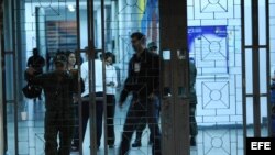 Vista de un centro de votación en Caracas (Venezuela), luego de que el Consejo Nacional Electoral (CNE) oficializó el cierre de los colegios utilizados en los comicios presidenciales.