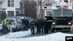 Agentes de seguridad y rescatistas en la escena del tiroteo en Aurora, Illinois. 