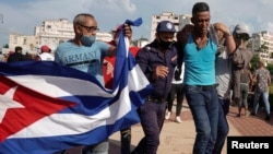 Policía detiene a un manifestante durante la protesta del 11 de julio en Cuba. (REUTERS/Alexandre Meneghini)