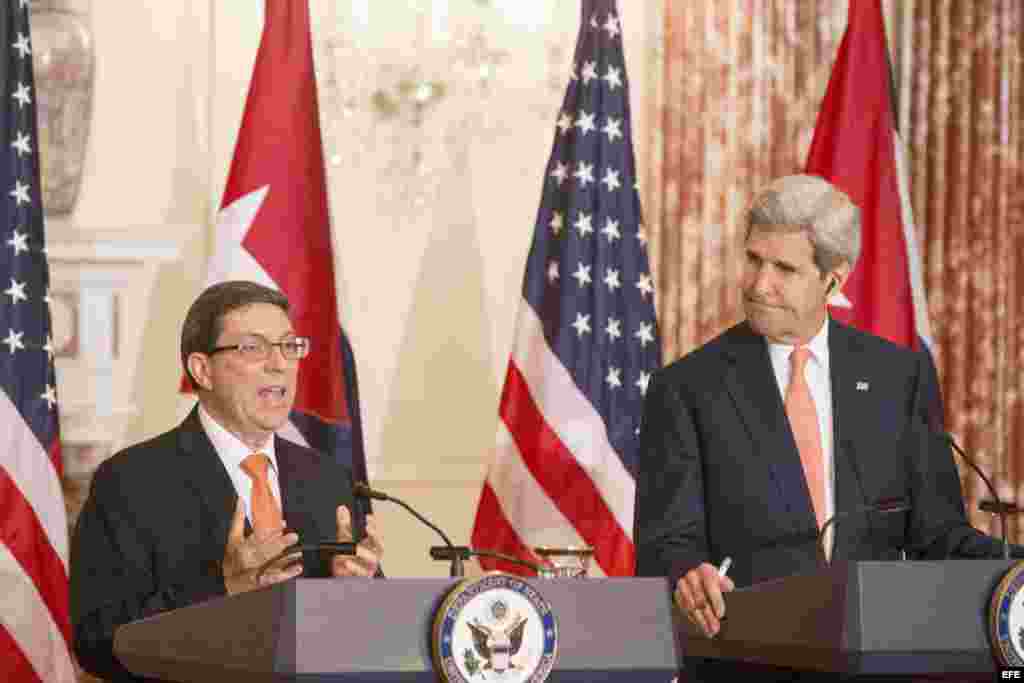 El secretario de Estado de EEUU John Kerry y el ministro cubano de Relaciones Exteriores, Bruno Rodríguez (d-i), durante la rueda de prensa.