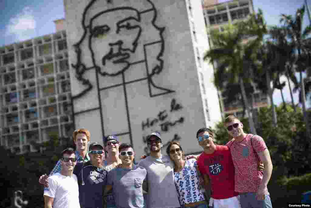 Los expertos en clavados extremos posan en las calles de La Habana.