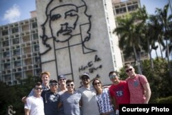 Los expertos en clavados extremos posan en las calles de La Habana.