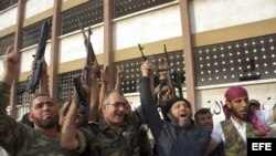 Foto disponible hoy, martes 31 de julio de 2012, que muestra al jeque Yusuf Saban el Selmo (2-d), líder del grupo rebelde Lova Et- Tevhid, al ex general de división y ahora rebelde sirio Akid Abdulcabbar el Agadi (2-i) y a otros rebeldes sirios. 